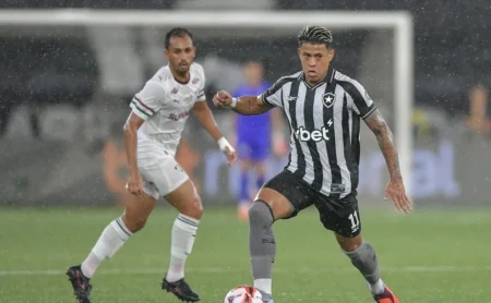 Botafogo é derrotado pelo Fluminense em clássico sob forte chuva no Nilton Santos