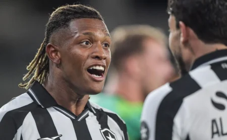 Botafogo define escalação com Bastos e Danilo para o clássico contra o Flamengo no Cariocão Botafogo define escalação com Bastos e Danilo para o clássico contra o Flamengo no Cariocão