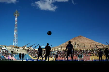 Botafogo enfrenta altitude e "montanha de prata" em Potosí; conheça