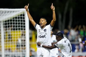 Botafogo: Entenda os motivos de levar o elenco para a Bolívia com antecedência