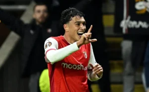 Botafogo formaliza proposta por Vitor Carvalho e Braga dificulta liberação do volante