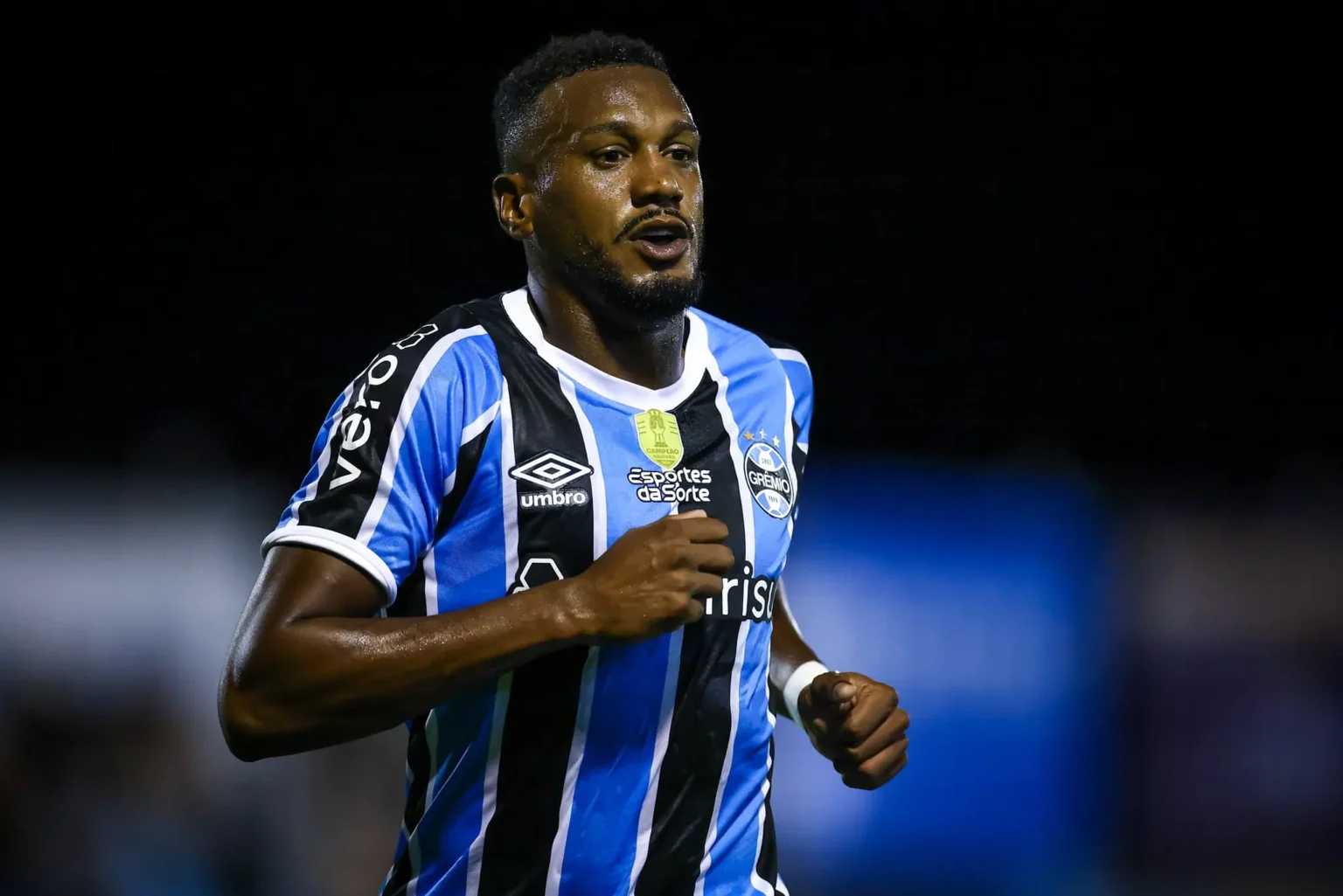 Botafogo negocia com Edenilson, do Grêmio