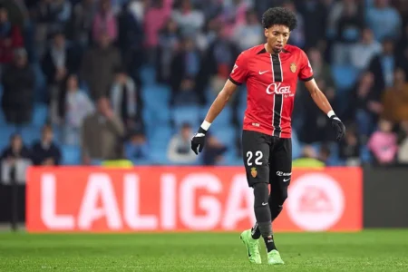 Botafogo negocia com Johan Mojica, lateral-esquerdo do Mallorca