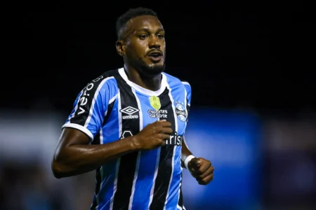 Botafogo negocia com Edenilson, do Grêmio Botafogo negocia com Edenilson, do Grêmio