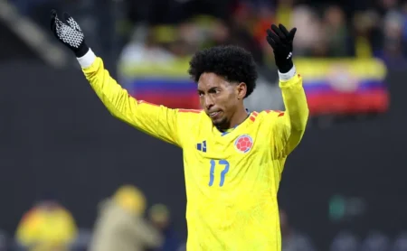 Botafogo negocia com Johan Mojica, lateral-esquerdo colombiano