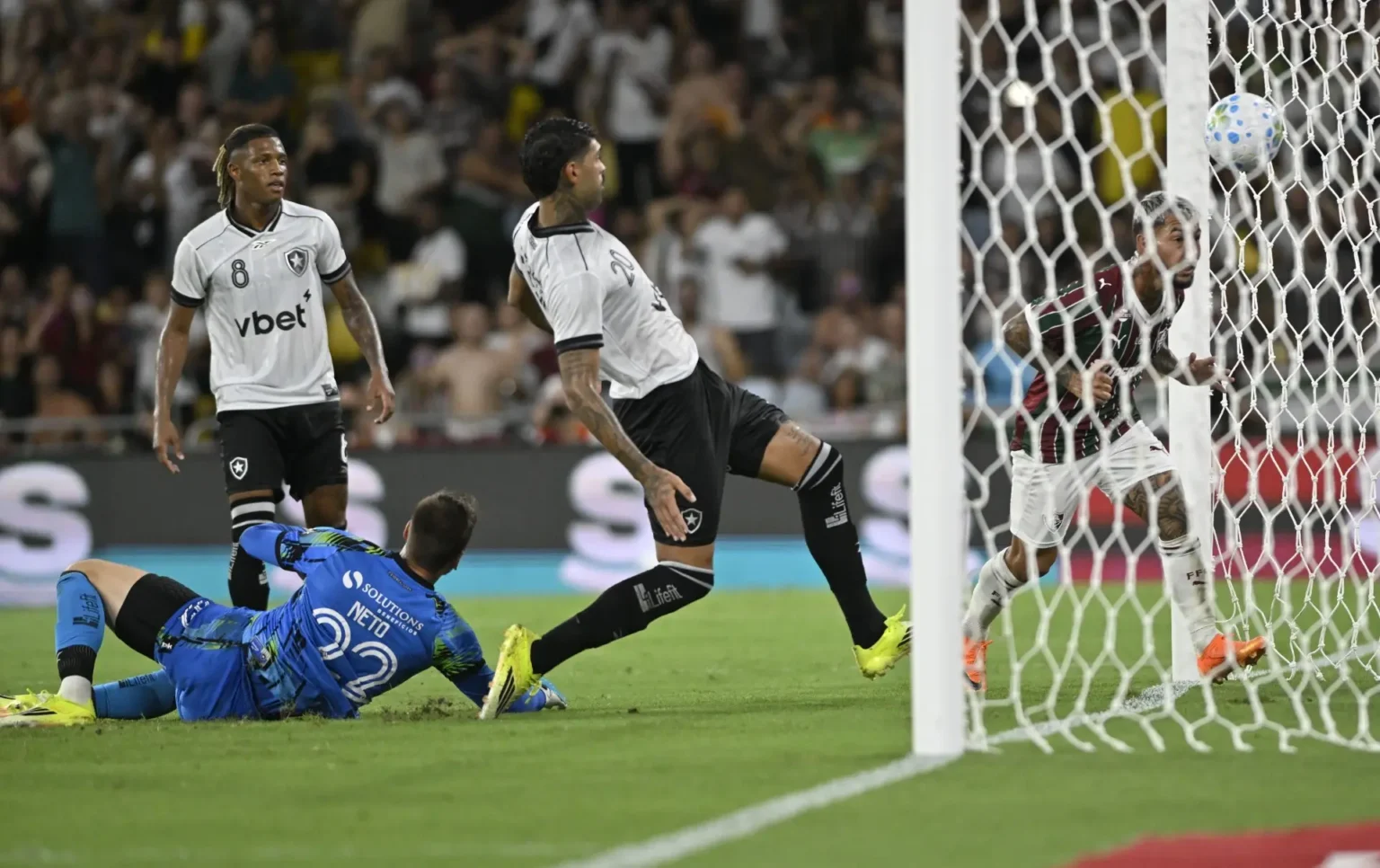 Botafogo perde a quarta seguida com um a mais no clássico: análise Botafogo perde a quarta seguida com um a mais no clássico: análise