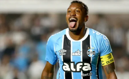 Botafogo perto de contratar Edenilson, do Grêmio Botafogo perto de contratar Edenilson, do Grêmio