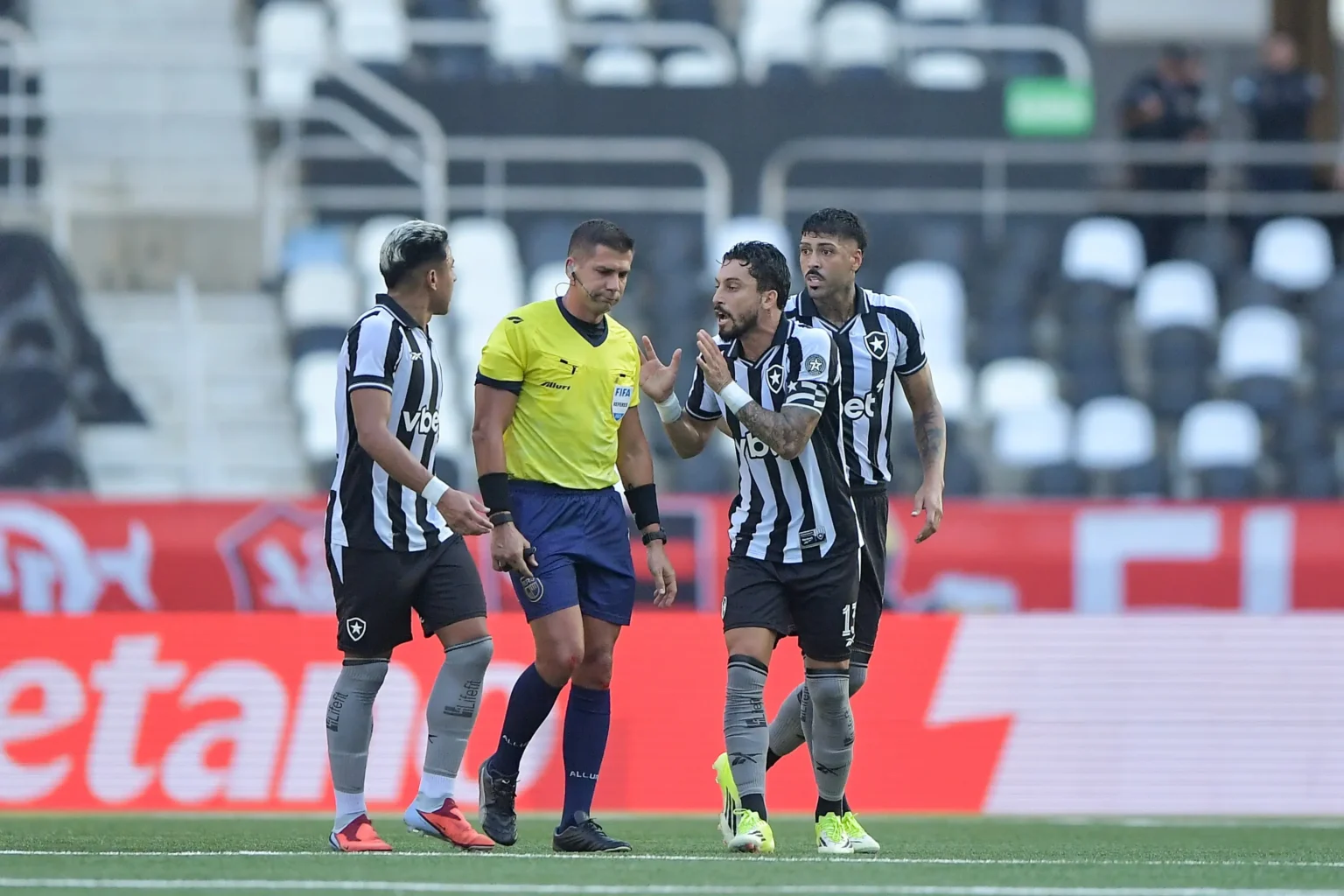 Botafogo x Flamengo: PC Oliveira defende que gol de Lucas Paquetá deveria ter sido anulado Botafogo x Flamengo: PC Oliveira defende que gol de Lucas Paquetá deveria ter sido anulado