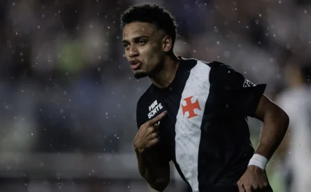 Brenner brilha no clássico contra o Botafogo com participação em ambos os gols do Vasco