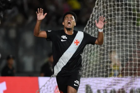 Brenner desperdiça oportunidades, recebe vaias da torcida do Vasco, e Diniz o defende: "Não costuma falhar"