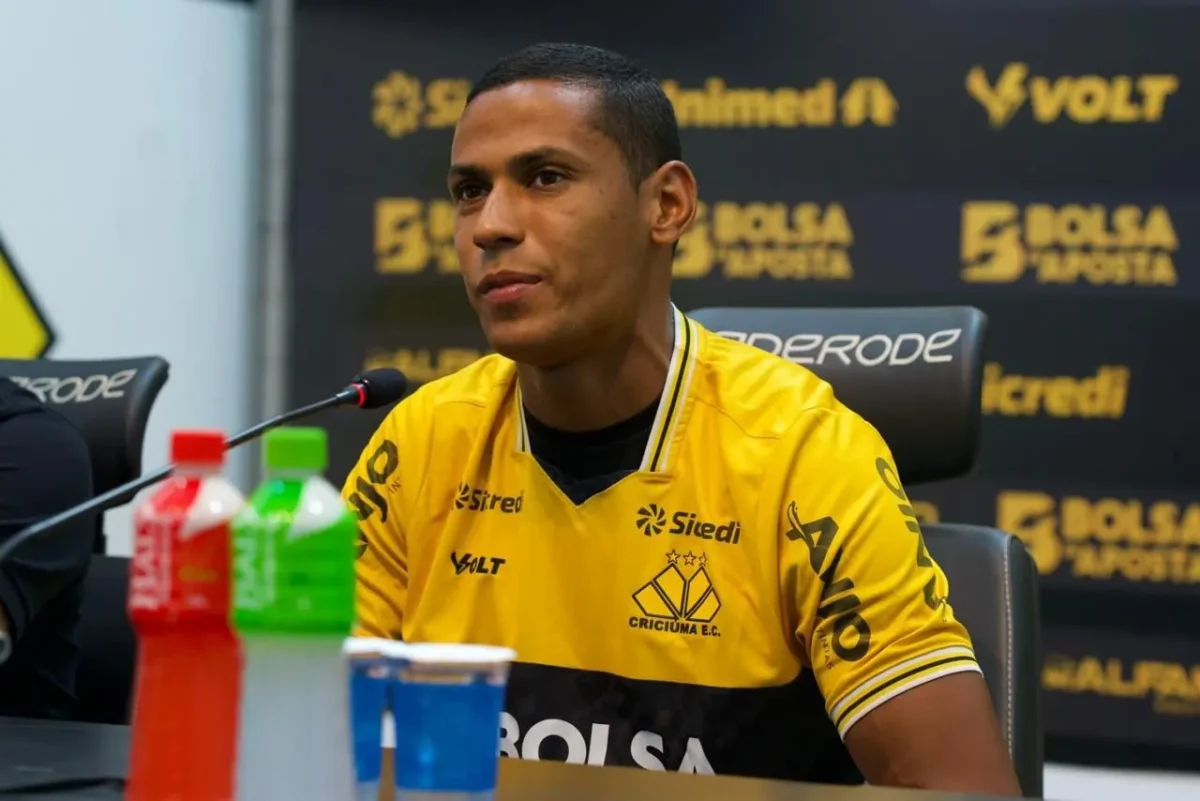 Bruno Alves vislumbra adaptação tática no Criciúma: "Já atuei com três zagueiros"