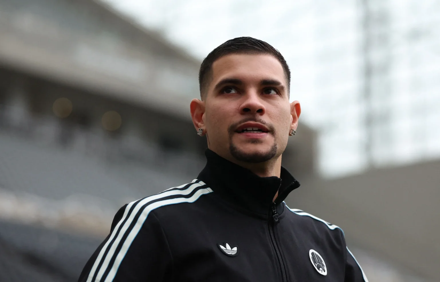 Bruno Guimarães retorna ao Brasil para tratamento de lesão na coxa