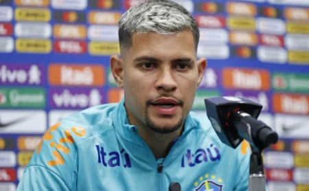 Bruno Guimarães visita CBF, intensifica recuperação no Brasil e planeja retorno à Seleção com Ancelotti