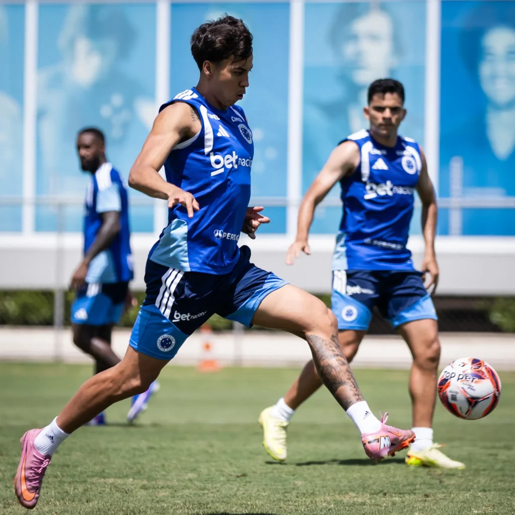 Bruno Rodrigues recebe apoio de atacante do Cruzeiro após grave lesão e incerteza sobre retorno aos gramados