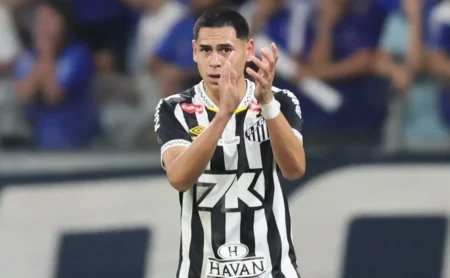 Caballero e Brahimi iniciam jornada no futebol europeu após empréstimo do Santos