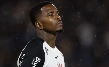 Cacá é oferecido ao Santos, mas permanência no Corinthians é definida