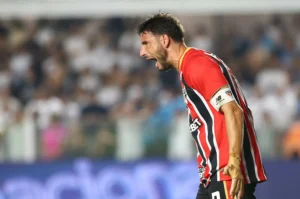 Calleri se destaca em clássicos e tem o Santos como principal vítima: veja os números Calleri se destaca em clássicos e tem o Santos como principal vítima: veja os números