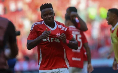 Carbonero e Bruno Tabata: STJD pode afastar dupla do Internacional no Brasileirão