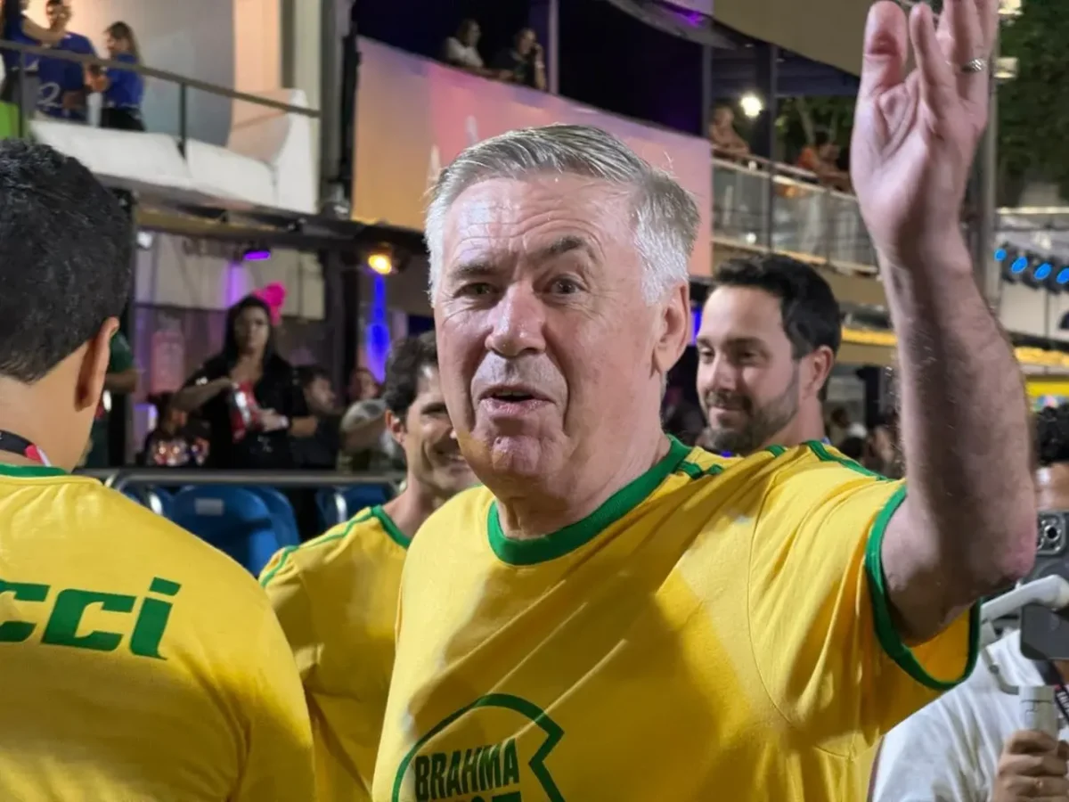 Carlo Ancelotti curte desfiles no carnaval do Rio; veja imagens