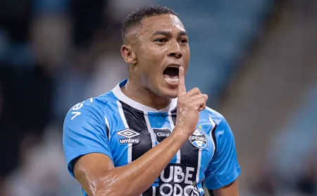 Carlos Vinícius assume a responsabilidade em Grêmio x Botafogo e converte pênalti decisivo