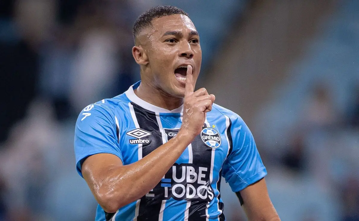 Carlos Vinícius aponta Grêmio como favorito ao Gauchão e declaração gera polêmica antes do Gre-Nal Carlos Vinícius aponta Grêmio como favorito ao Gauchão e declaração gera polêmica antes do Gre-Nal