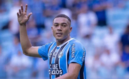 Carlos Vinícius recebe críticas mesmo com bom desempenho em Grêmio x Atlético-MG