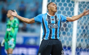 Carlos Vinícius, em alta no Grêmio, almeja a seleção brasileira: “Trabalho para que aconteça”