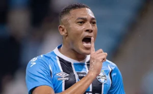 Carlos Vinicius marca e Grêmio enfrenta críticas da torcida