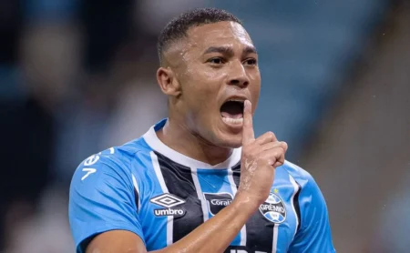 Carlos Vinicius marca e Grêmio enfrenta críticas da torcida