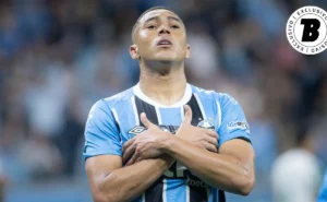 Carlos Vinícius supera Arthur Cabral em decisividade e empolga a torcida do Grêmio