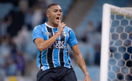 Carlos Vinícius celebra gol que garante classificação do Grêmio no Gauchão e projeta sequência da temporada