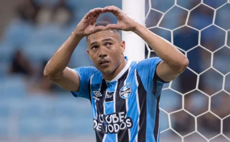 Carlos Vinícius ultrapassa média de Luis Suárez e vive fase histórica no Grêmio