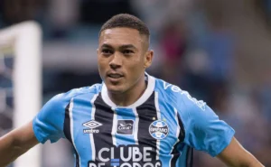 Carlos Vinicius terá contrato renovado pelo Grêmio em breve