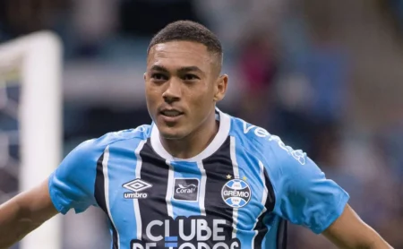 Carlos Vinicius terá contrato renovado pelo Grêmio em breve