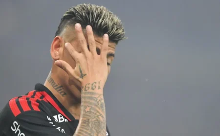 Carrascal é expulso após revisão do VAR, torna-se figura negativa contra o Corinthians e Flamengo enfraquece na final