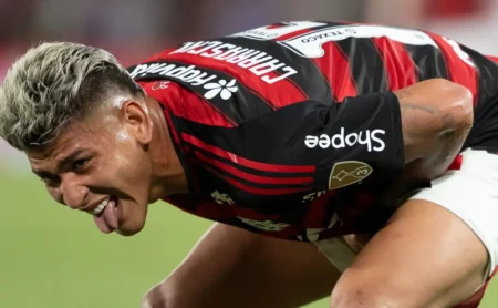 Carrascal define futuro no Flamengo: saída adiada mesmo com propostas