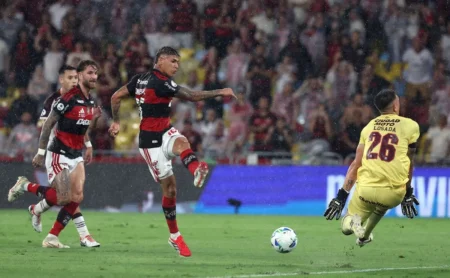 Carrascal perde chance clara em Losada durante Flamengo x Lanús na Recopa Sul-Americana
