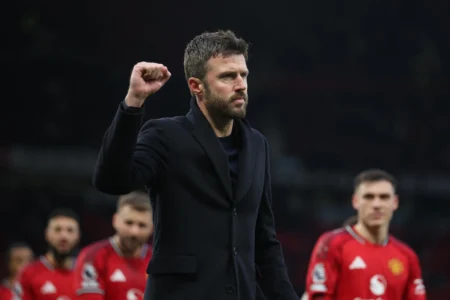 Carrick supera decisões de Amorim no Manchester United em série de vitórias; confira lista