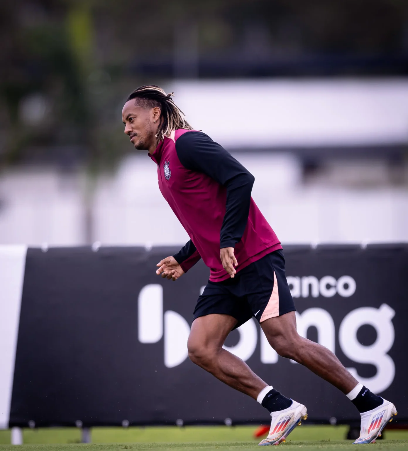 Carrillo realiza treino parcial com elenco do Corinthians após ausência no Dérbi