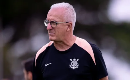 Casagrande aponta erro de Dorival na escalação e prevê prejuízo no Brasileirão Casagrande aponta erro de Dorival na escalação e prevê prejuízo no Brasileirão