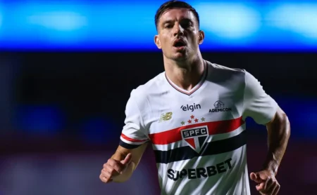 Cédric Soares perde espaço no São Paulo com Crespo e pode ser negociado.