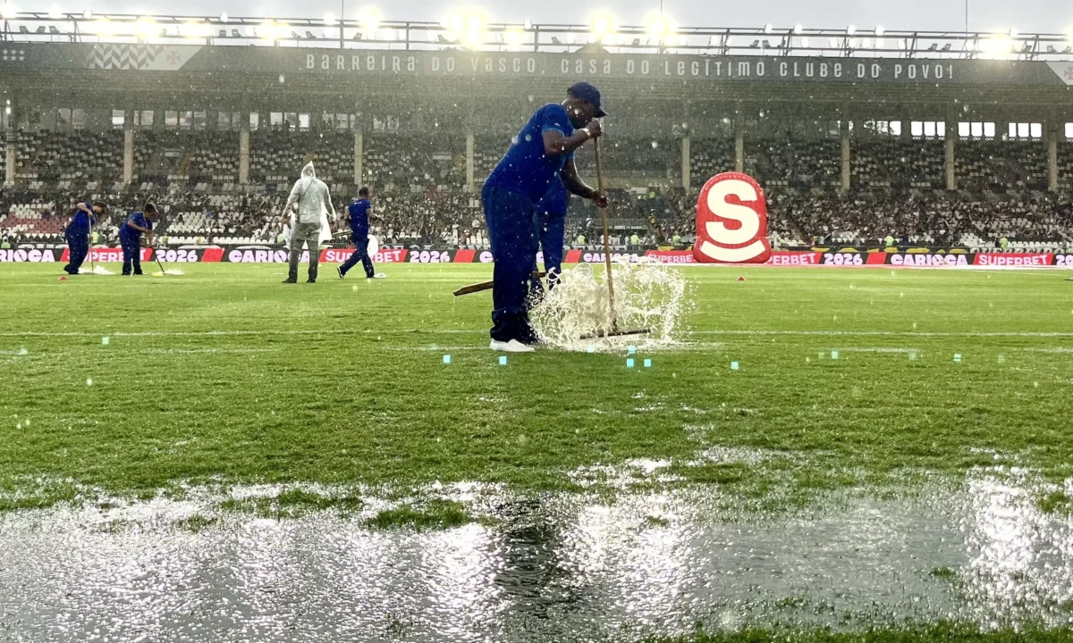 Chuva adia clássico entre Vasco e Botafogo em São Januário; veja imagens