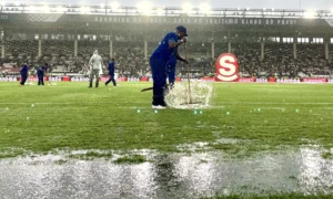 Chuva adia clássico entre Vasco e Botafogo em São Januário; veja imagens