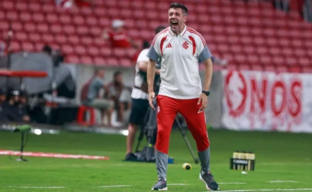 Clube internacional define alvo no mercado e intensifica busca por zagueiro. Clube internacional define alvo no mercado e intensifica busca por zagueiro.