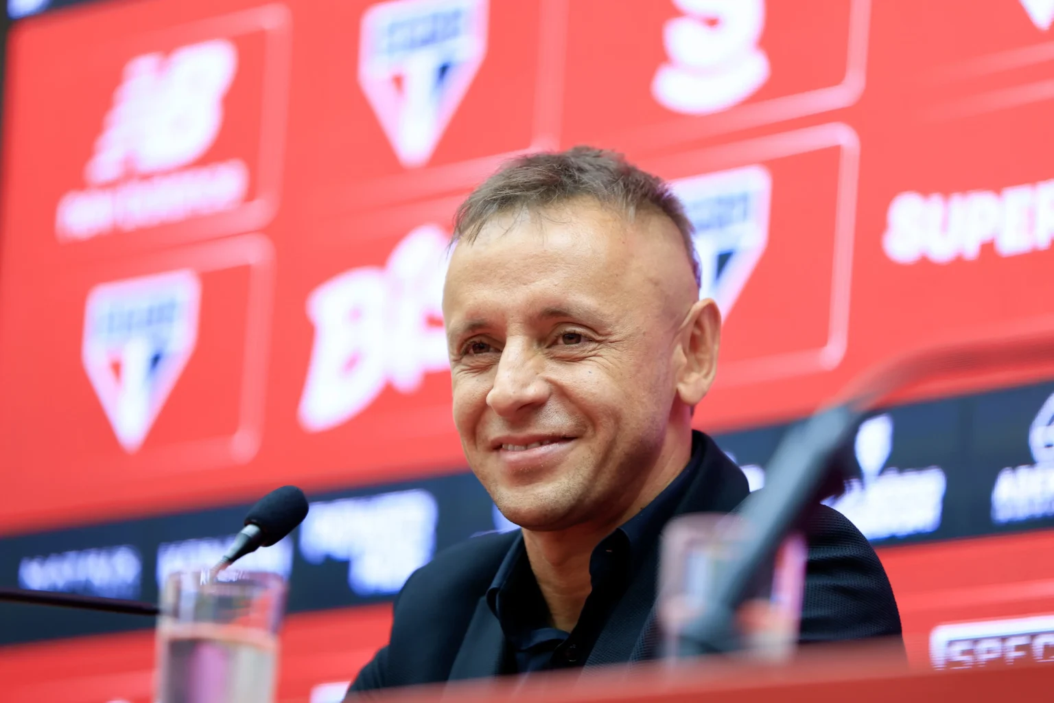 Como as análises e comentários de Rafinha acalmaram o ambiente no São Paulo em um mês