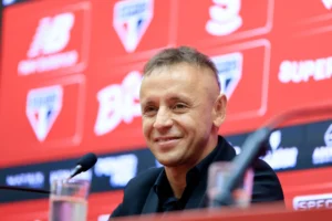 Como as análises e comentários de Rafinha acalmaram o ambiente no São Paulo em um mês