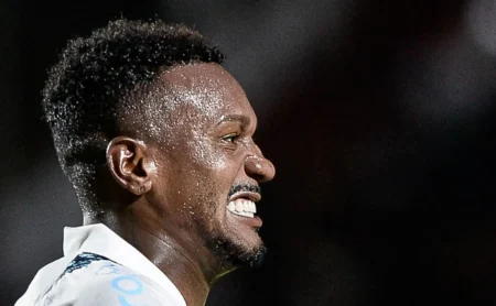 Contratação de Edenílson pelo Botafogo é mantida apesar de repercussão negativa Contratação de Edenílson pelo Botafogo é mantida apesar de repercussão negativa