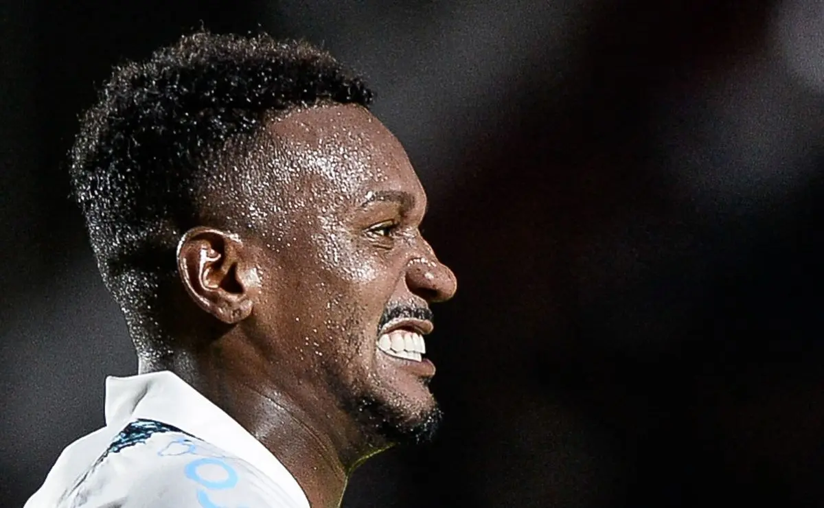 Contratação de Edenílson pelo Botafogo é mantida apesar de repercussão negativa Contratação de Edenílson pelo Botafogo é mantida apesar de repercussão negativa