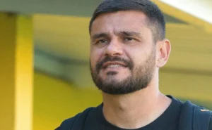 Corinthians avalia a contratação do goleiro Alex Alves, do São Bernardo, e demonstra interesse.