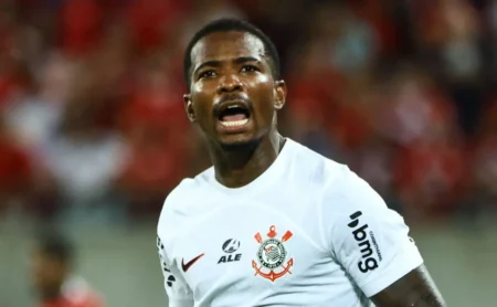Corinthians define saída de Cacá e desiste de zagueiro como substituto imediato